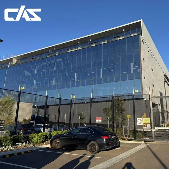 Parete divisoria in vetro e alluminio di grandi dimensioni con materiale antivento e impermeabile che favorisce il risparmio energetico