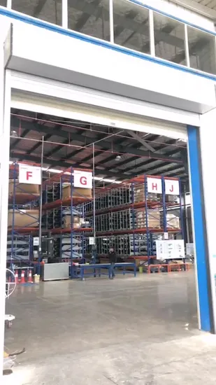 Porte avvolgibili industriali di sicurezza automatiche antivento di grandi dimensioni, serrande avvolgibili, porte industriali avvolgibili per magazzini, fabbriche e grandi garage.