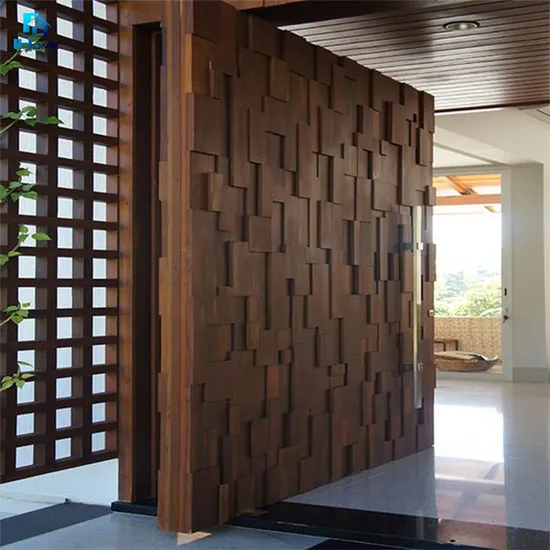 Ingresso di una casa moderna, porte principali esterne, porta d'ingresso anteriore a bilico in legno massello