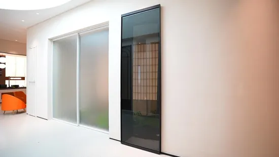 Il produttore vende all'ingrosso porte scorrevoli Ghost in alluminio e vetro personalizzate e fornisce campioni gratuiti