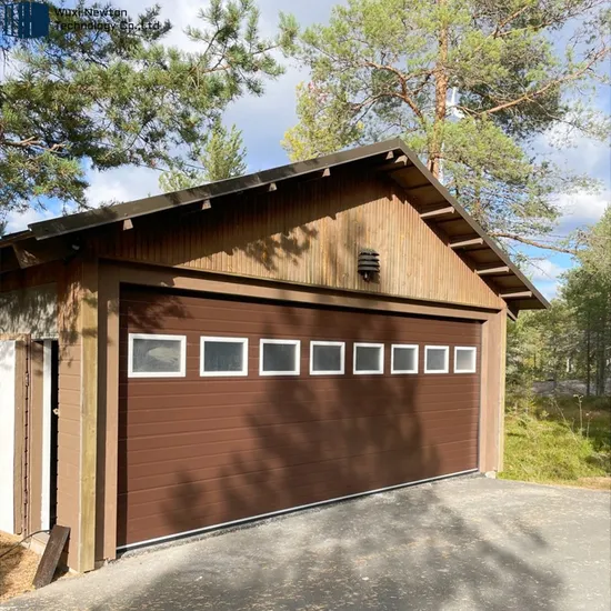 Nuove porte da garage automatiche, resistenti e insonorizzate per uso residenziale