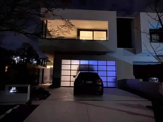 Porte da garage avvolgibili in metallo automatiche con telecomando e vetro in alluminio personalizzate Gedeli per uso residenziale in stile moderno