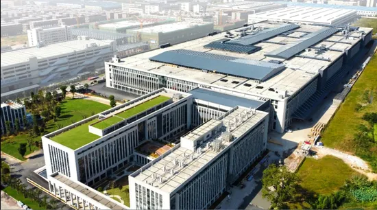 Nuove porte finestre esterne in legno massello economiche e personalizzate con telaio