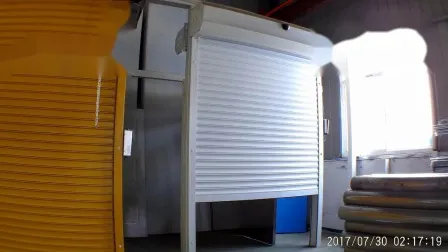 Porta avvolgibile verticale elettrica con isolamento termico in alluminio industriale o commerciale per magazzino